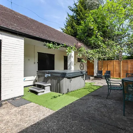 Rural Lodge Stay In Windsor! Hot Tub! Sleeps 20 Bray Exterior photo