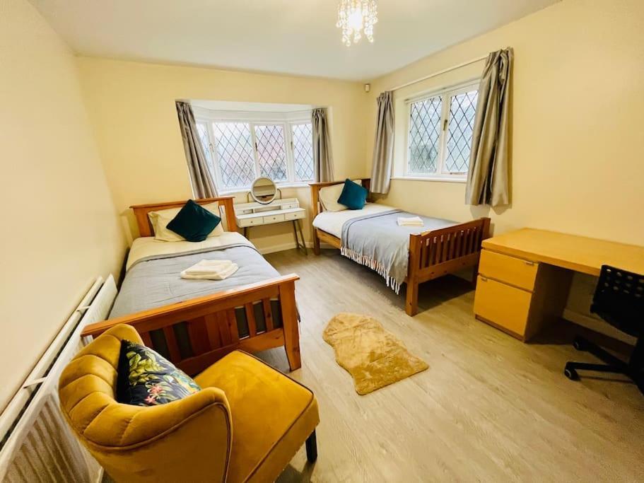 Holiday home Rural In Windsor! Hot Tub! Sleeps 20 *