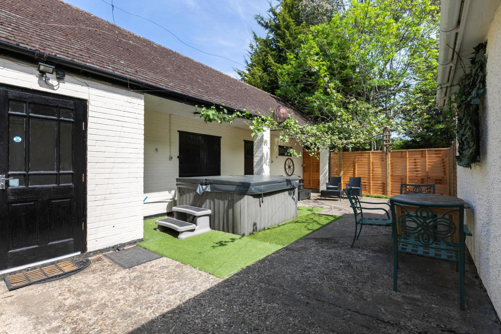 Rural In Windsor! Hot Tub! Sleeps 20