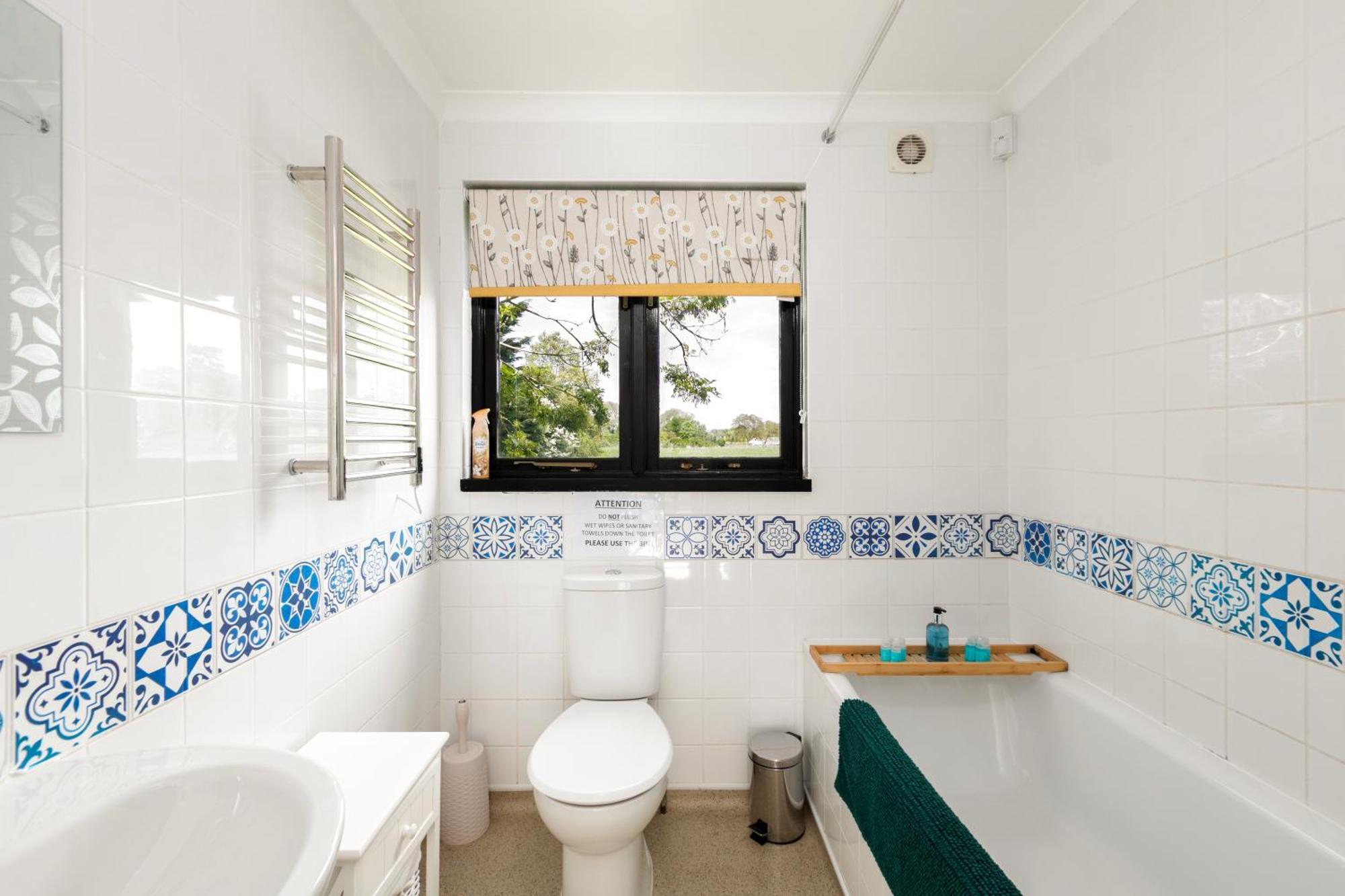 Дом отдыха Rural In Windsor! Hot Tub! Sleeps 20 *