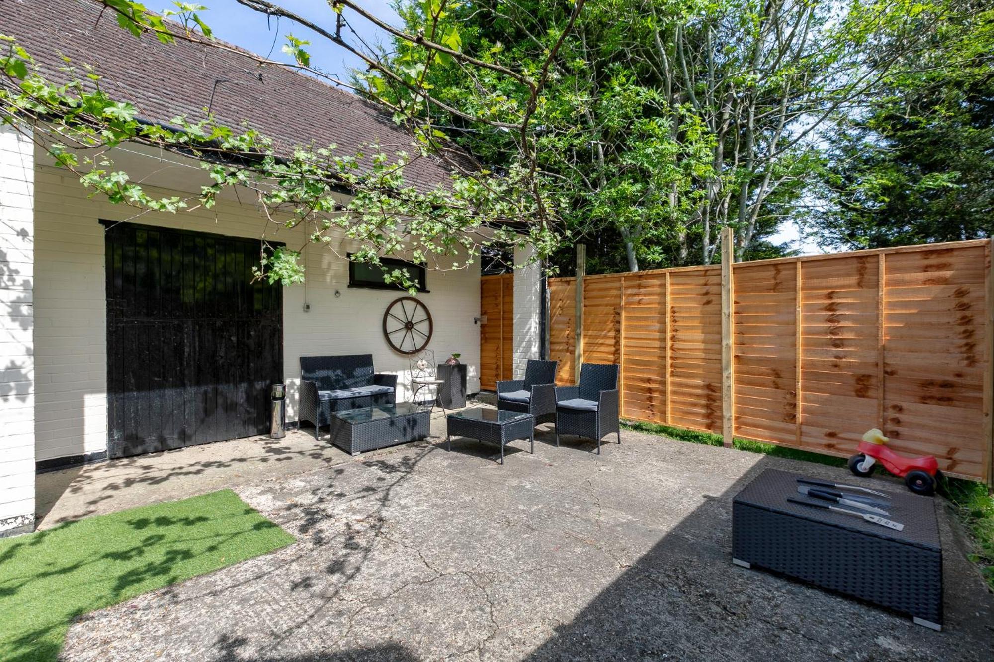 Rural In Windsor! Hot Tub! Sleeps 20 *